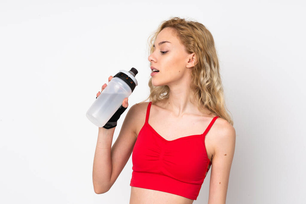 Junge blonde Frau isoliert auf weißem Hintergrund mit Sport-Wasserflasche - Foto, Bild