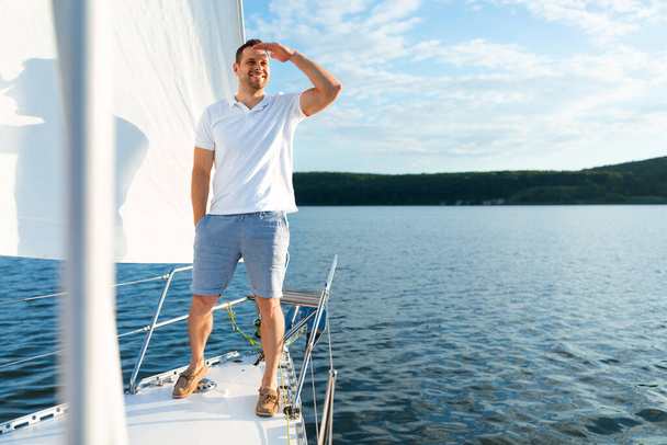 Vidám ember áll a vitorlás fedélzeten tölti nyári nap Kívül - Fotó, kép