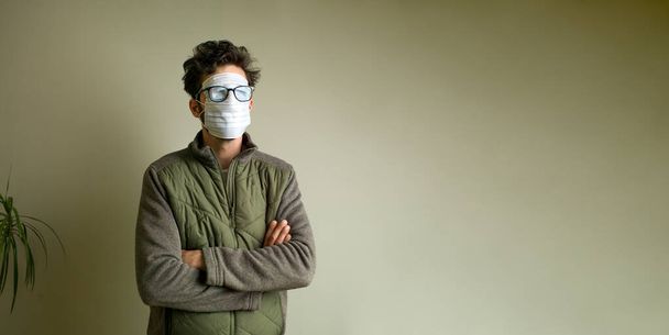 Лицо, покрытое масками, портрет во время пандемии - Фото, изображение