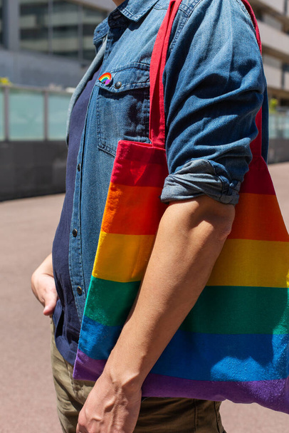 Człowiek z tęczową torbą wielokrotnego użytku i odznaką Igbt, miesiąc dumy - Zdjęcie, obraz