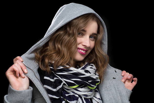 Onnellinen flirttaileva nainen hupullinen takki
 - Valokuva, kuva