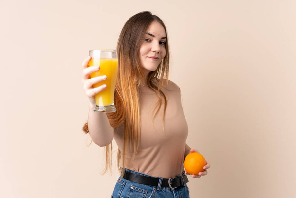 Young caucasian woman holding an orange - Foto, immagini