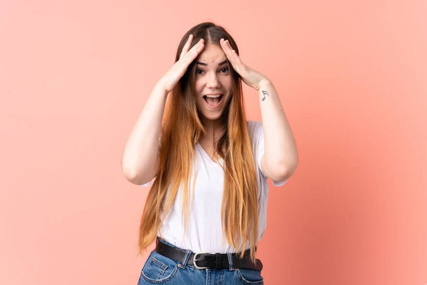 Young caucasian woman isolated on pink background with surprise expression - Foto, imagen