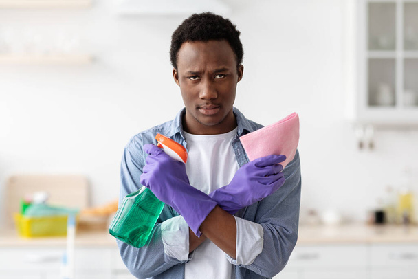 Condiënte zwarte man met spuitfles en stofdoek - Foto, afbeelding