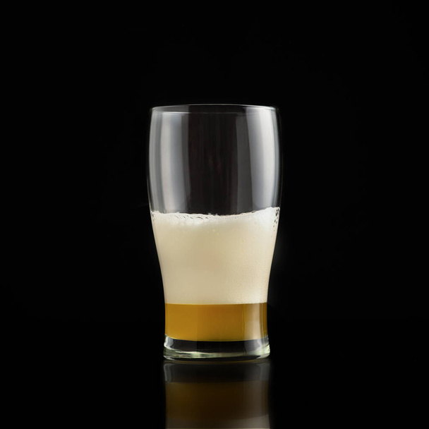 Bebida artesanal, delicioso sabor y anuncio. Buena oferta en pub, negocio cervecero - Foto, Imagen