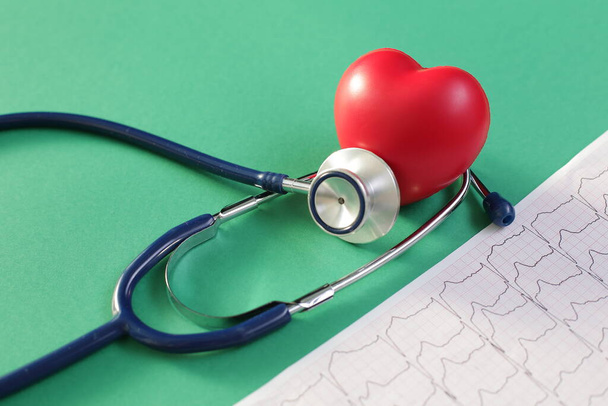 Cardiogram Medical Stethoscope Heart on green background. Close up - Foto, Bild