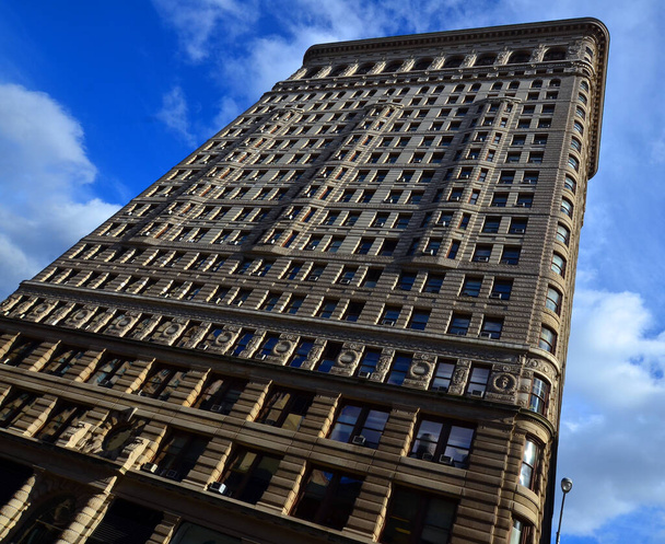 NEW YORK CITY - ZZÚ28: Historická budova Flatiron v New Yorku, jak je vidět 28. října2012. Tato ikonická trojúhelníková budova v páté ulici Manhattanu byla dokončena v roce 1902.  - Fotografie, Obrázek