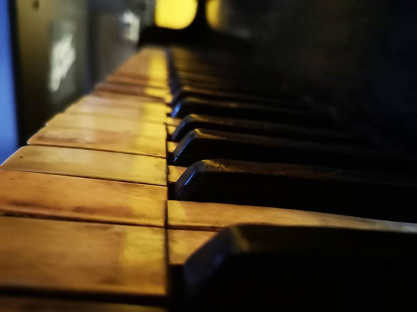 Un piano viejo sin ser tocado - Фото, изображение