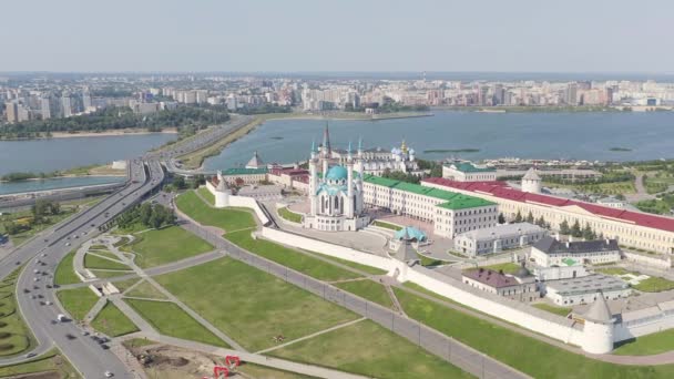 Kazan, Rusland. Luchtfoto van het Kazan Kremlin. Kul Sharif Moskee. 4K - Video