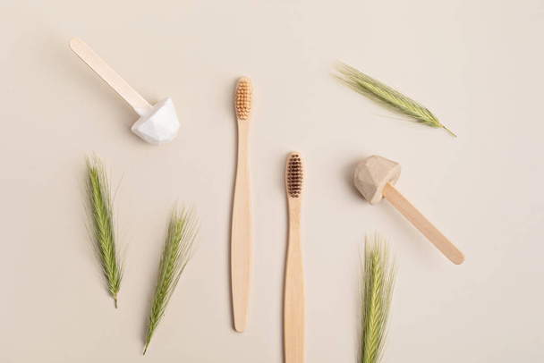 Cepillo de dientes de bambú y pasta de dientes orgánica sólida. Cero residuos idea de estilo de vida sostenible - Foto, imagen