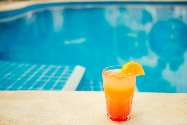 Cocktails tropicaux colorés sur bar en bois. Mixologie dans un cadre de vacances en piscine. Des cocktails caribéens. Cocktails colorés dans un bar des Caraïbes hôtel. - Photo, image