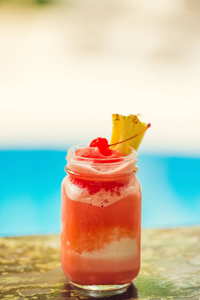 Bunte tropische Cocktails an der Holzbar. Mixologie im Pool-Urlaub. Karibische Cocktails. Bunte Cocktails im karibischen Barhotel. - Foto, Bild