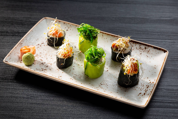 lähikuva valikoituja sushi rullina tumma tausta, tyypillinen japanilainen ruoka. - Valokuva, kuva