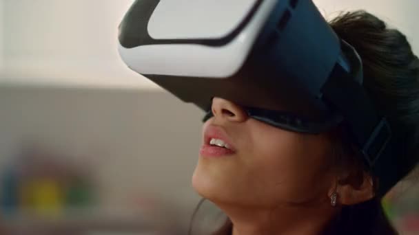 Egy lány virtuális valóság headsetet visel. A diákok elmerülnek a virtuális valóságban - Felvétel, videó