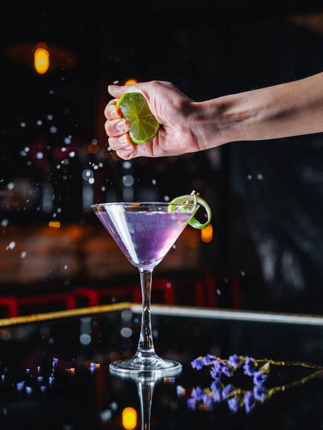 Alkoholový koktejl v baru - Fotografie, Obrázek