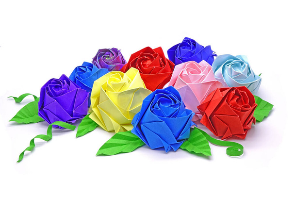 Rose: Clorful Origami růže se zelenými listy na Valentýnské svátky a milostné koncepty. Izolováno na bílém pozadí. - Fotografie, Obrázek