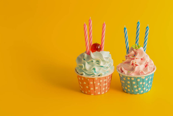 Savoureux cupcake d'anniversaire avec des bougies sur fond de couleur jaune. - Photo, image