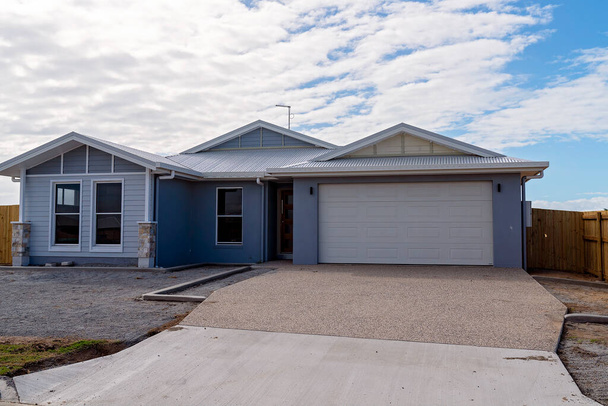 Mackay, Queensland, Australie - Mai 2021 : Une maison nouvellement construite en attente de ses premiers occupants dans une rue de banlieue d'une ville rurale, boom du logement urbain - Photo, image