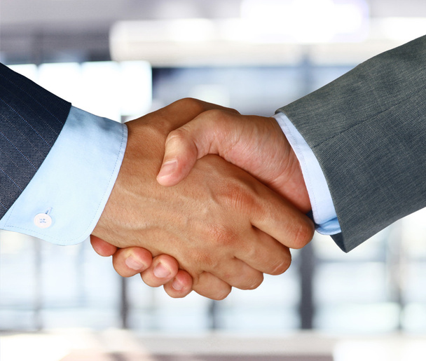 Закрытие делового рукопожатия между двумя коллегами
 - Фото, изображение