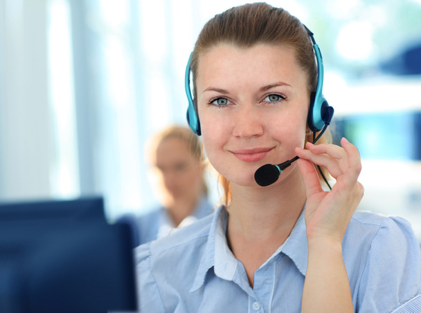 Vrouwelijke klantenservice operator met headset en glimlach - Foto, afbeelding