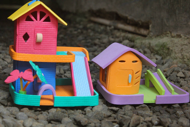 Coloful kartonnen huis miniatuur speelgoed  - Foto, afbeelding