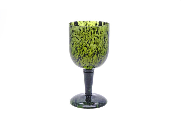 Copa de vino: China hermoso vino de jade verde oscuro natural (jade nefrítico o chino Bi Jade). Aislado en baclground blanco - Foto, imagen