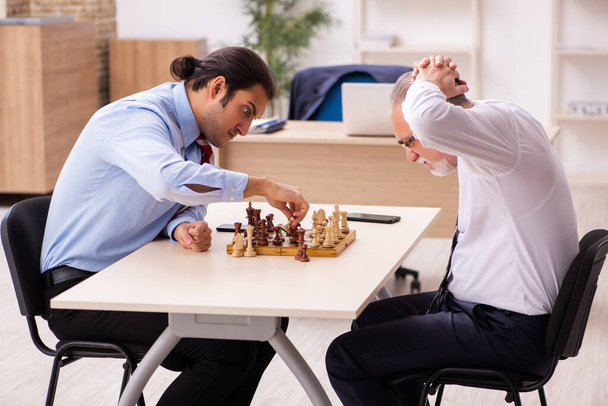 Twee zakenmannen schaken op kantoor. - Foto, afbeelding