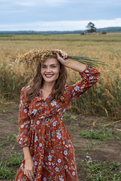Menina bonita em um campo entre as orelhas maduras - Foto, Imagem