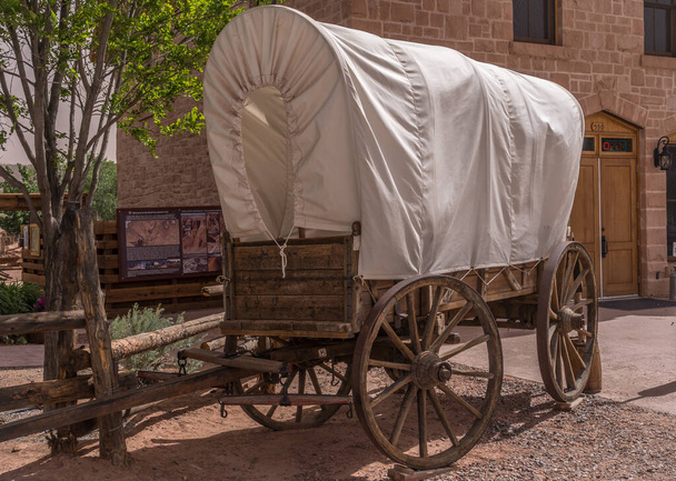 Carro tradicional tirado por caballos con cubierta de lona blanca utilizado por pioneros para viajar en el Salvaje Oeste Americano - Foto, Imagen