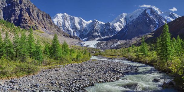 Picturesque mountain landscape, Altai, Russia. Gorge with a mountain river, rocky slopes, snow-capped peaks. Summer travel, hiking. - Valokuva, kuva