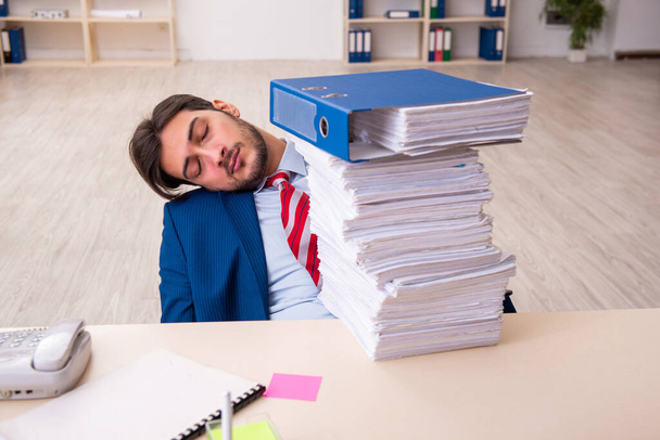 Giovane imprenditore dipendente infelice con il lavoro eccessivo in ufficio - Foto, immagini