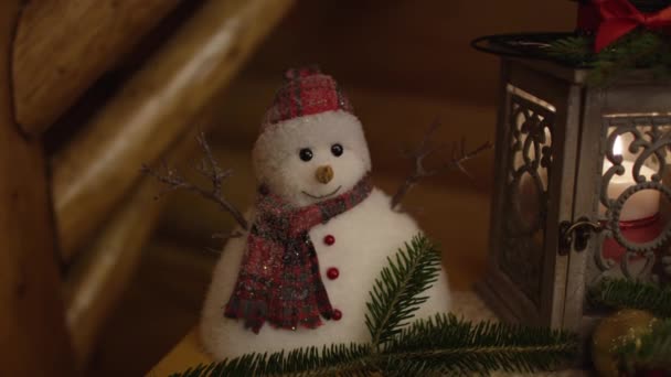 Διακόσμηση χιονάνθρωπος κοντά σε ένα φανάρι - Πλάνα, βίντεο