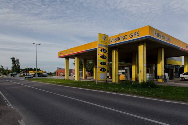 BRCKO, BOSNIA AND HERZEGOVINA - May 15, 2017: Daytime shot of gas station in Bosnia and Herzegovina - Foto, imagen