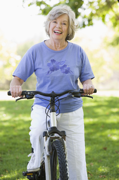 Senior woman on cycle ride - Foto, Bild
