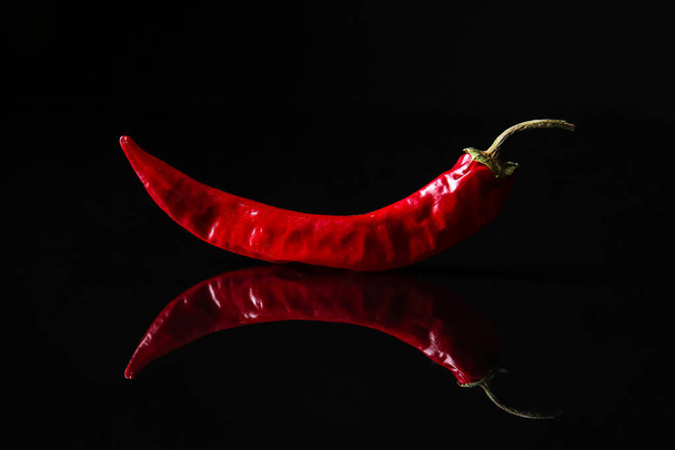 Hot chilli pepř na tmavém pozadí - Fotografie, Obrázek