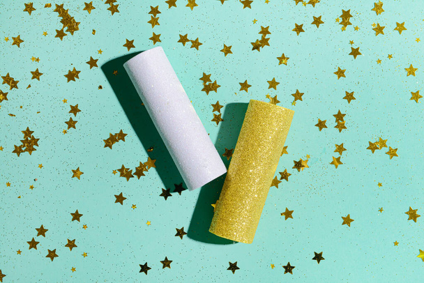 Poppers de fête et confettis sur fond de couleur - Photo, image