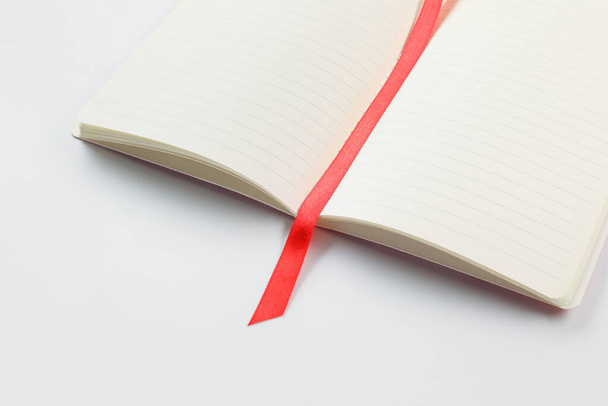 Blanco notitieboekje met bladwijzer op witte achtergrond - Foto, afbeelding