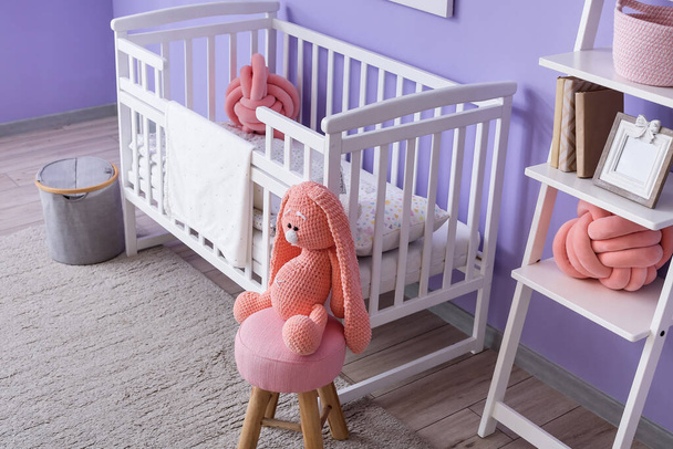 Wnętrze stylowego pokoju dziecięcego z wygodnym łóżkiem - Zdjęcie, obraz