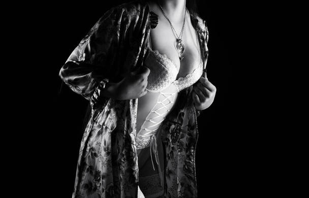 Czarno-białe zdjęcie dorosłej kobiety w jedwabnym negliżu - Zdjęcie, obraz