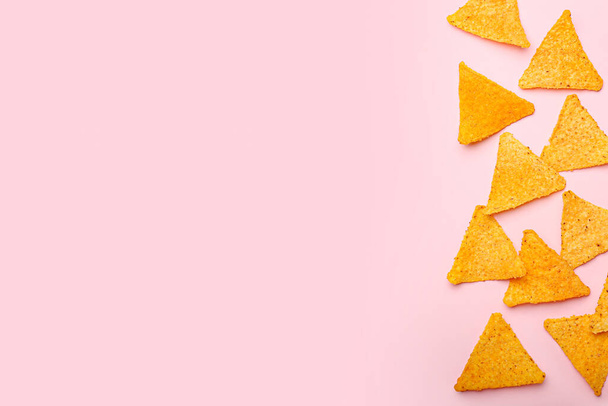 Chutné nachos na barevném pozadí - Fotografie, Obrázek