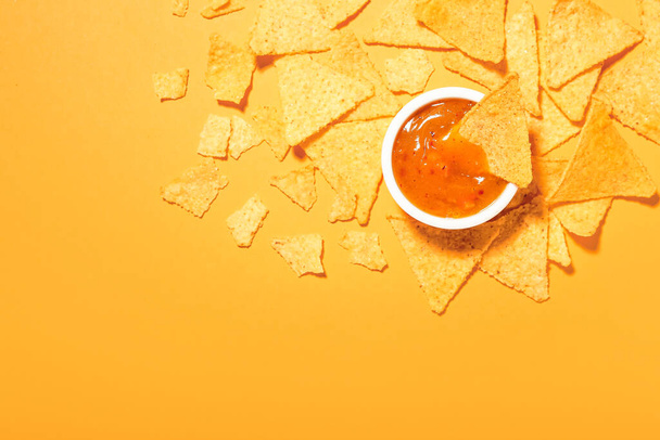Tasty nachos with sauce on color background - Photo, image