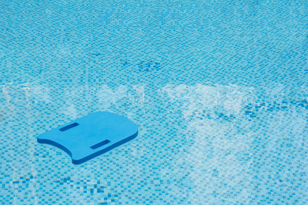 KICK доска в бассейне
 - Фото, изображение