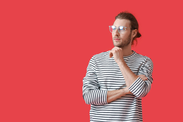Young man wearing eyeglasses on color background - Fotografie, Obrázek