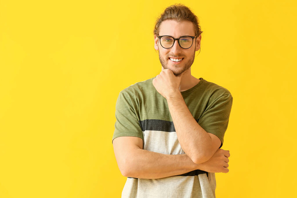 Junger Mann trägt Brille auf farbigem Hintergrund - Foto, Bild