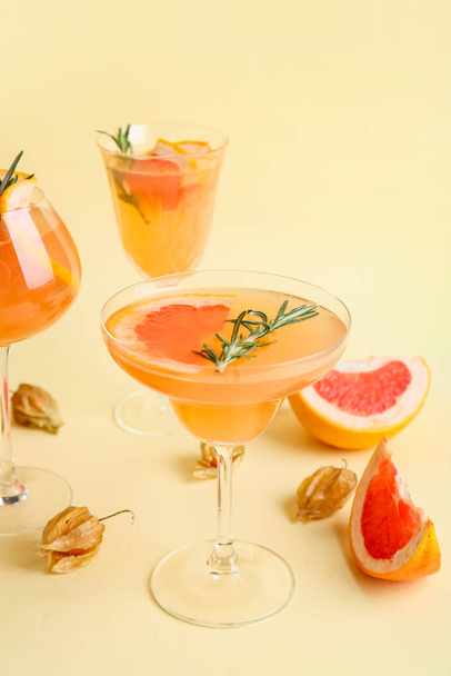 Glasses of tasty grapefruit cocktail on color background - Foto, immagini