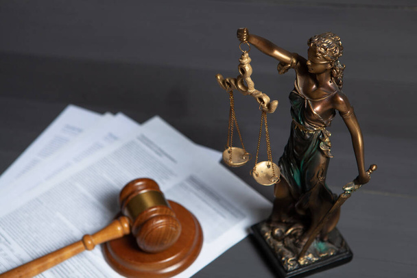 статуя правосудия и молоток судьи на сером фоне - Фото, изображение