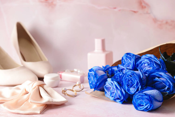 Piękne niebieskie róże, kosmetyki i akcesoria dla kobiet na tle koloru - Zdjęcie, obraz