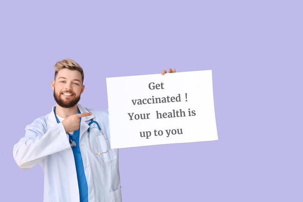 Arzt hält Plakat mit Text GET VACCINATED. IHRE GESUNDHEIT steht Dir auf farbigem Hintergrund - Foto, Bild