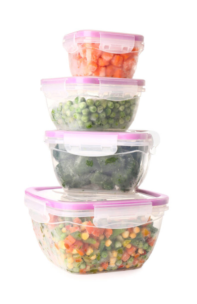 Plastové nádoby se zmrazenou zeleninou na bílém pozadí - Fotografie, Obrázek