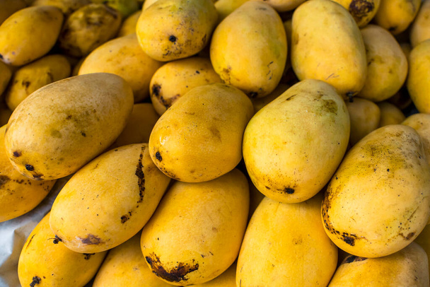 Mangues de Carabao indigènes mûres, également connues sous le nom de mangue philippine, exposées et à vendre dans un marché local. - Photo, image